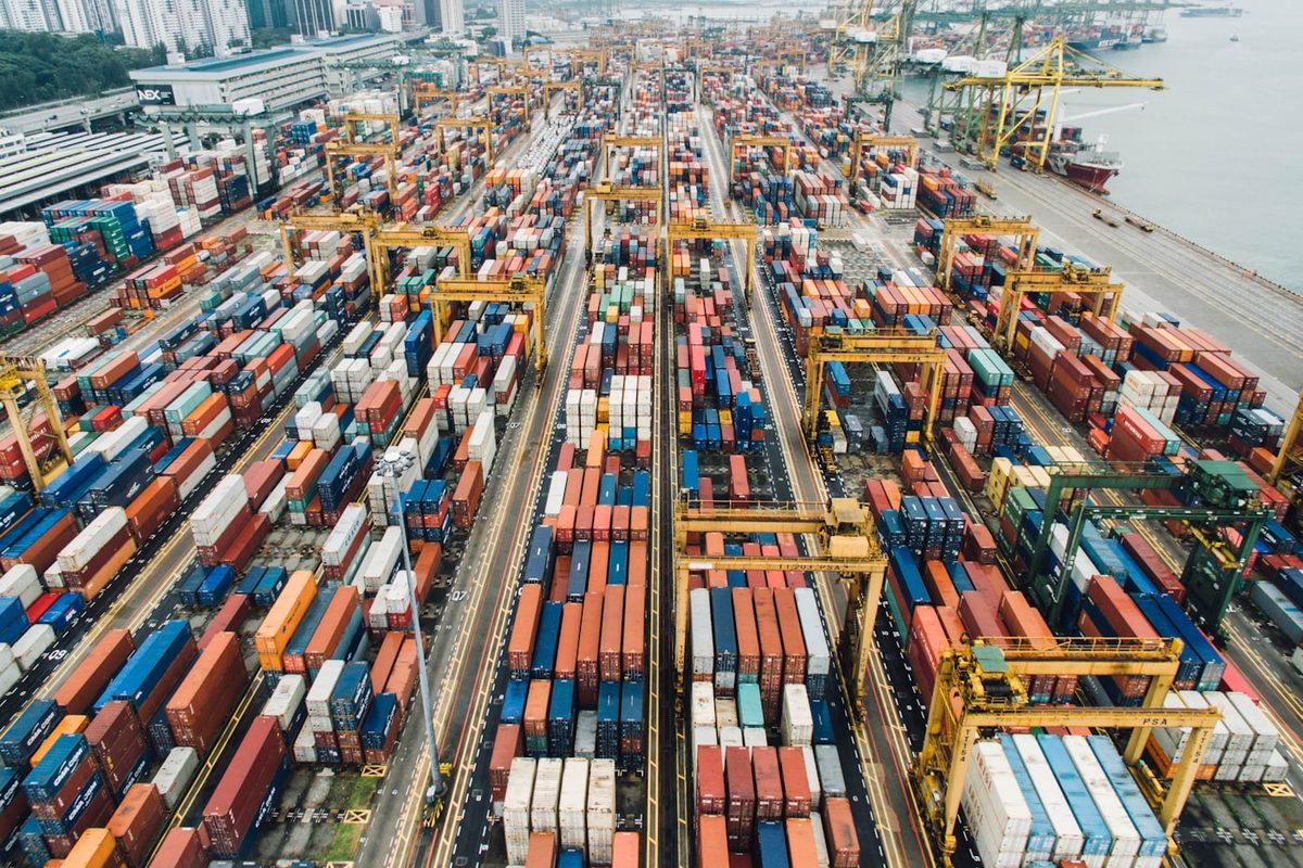 Frachtcontainer im Hafen